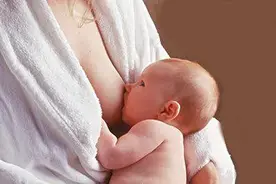宝宝在家，哭得厉害，奶奶带着他，吃了别人的奶，妈妈无法接受图片