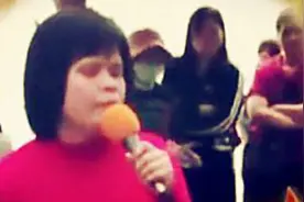 街头盲女超强模仿邓丽君，实力翻唱《我只在乎你》，太像了！图片