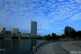 盐城聚龙湖朝霞一周的美景。图片