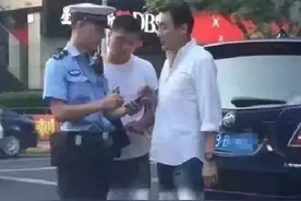 “警界大咖”梁家辉，摆地摊起家座驾豪华，内地被交警开罚单图片