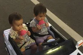 双胞胎饭后溜达， 姐姐开车妹妹享受图片