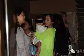 杨幂护送女儿上学，小糯米正脸曝光，谣言不攻自破？图片