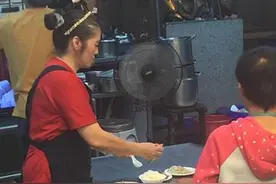 小吃店老板娘一口一口喂食身障男子，被网友赞为最美风景图片
