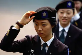 各国女兵颜值大比拼  中国女兵开坦克霸气登场图片