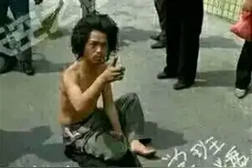 钓鱼碰到一个重口猛女，徒手抓蛇直接开耍图片