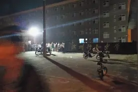 开学季父母深夜探子图片