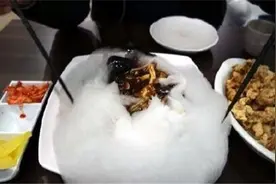 黑暗料理再现新作品 棉花糖拌炸酱面图片