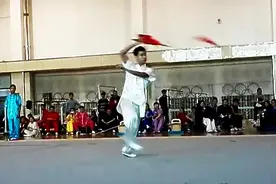 冒着生命危险拍摄的视频—双钩图片