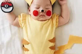 调皮妈妈趁孩子睡觉时，摆造型拍照片！太可爱啦图片