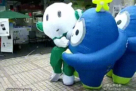 这美女好像要流口水了！图片