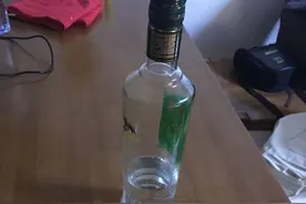 媳妇藏酒瓶，不让我继续喝。图片