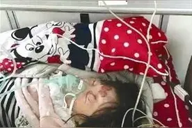 女孩因为一个小小的不小心，被生父打成重伤导致生命垂危图片