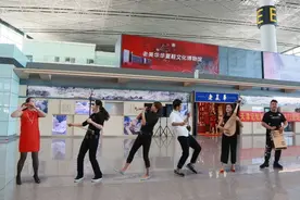 天津机场2号航站楼迎来2岁生日  “到人民中去”主题演出献礼图片