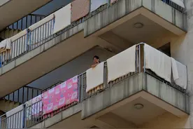 大学生暑假归来，宿舍楼成了“被子楼”图片