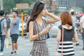 抓拍——黄昏时远处走来一婀娜美女，可惜没拍好图片