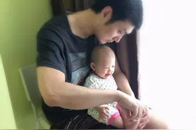 世界小姐张梓琳老公首次露脸！撞脸余文乐冯绍峰，女儿笑的超开心图片