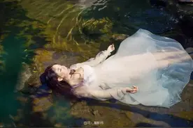 今日美女推荐丨这是一个很高冷的瘦子图片