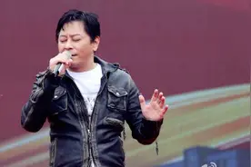 王杰空降临洮领衔开唱！为空巢老人献唱献爱心。图片