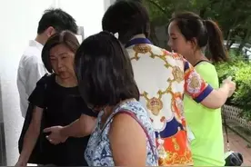 杨幂现身香港送小糯米上学，母爱爆棚图片
