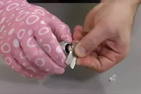 废旧灯泡经过处理加上钻孔的瓶盖，变成餐桌上调味的好帮手图片