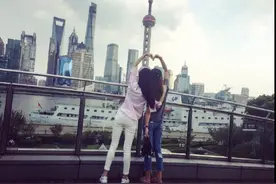 女神王洋晒自拍唯美，闺蜜迪丽热巴却抢镜啦！图片
