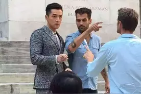 胡歌抱着电线杆拍大片，变身表情帝；大表姐刘雯酷似女王图片