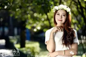 西安外院红裙妹纸湖边拉着小提琴 尽显初秋的美丽图片
