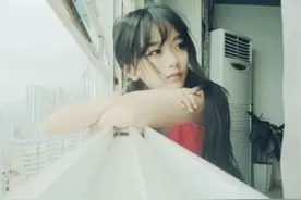 抱着电脑，拿着手机，发现能联系的人越来越少图片
