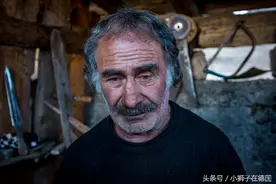 行走格鲁吉亚偏远村庄，老铁匠打刀技术精湛图片