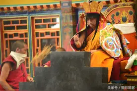 藏民们为什么都提着酥油去敬献给寺庙图片