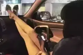 副驾驶坐了别的女人，老公看我生气还骂我小气！图片