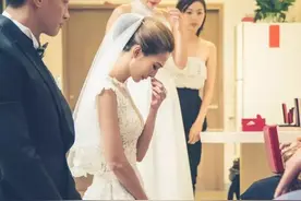 何润东大婚 ，跪谢父母， 幸福满溢 新郎新娘甜吻图片
