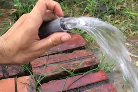 浇花喷头无法集中水量，用冰棒棍给瓶盖塑形就好了图片