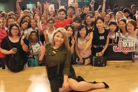 “肥姐”女儿郑欣宜参加活动 率真自信秀裙装 无惧180斤身材图片