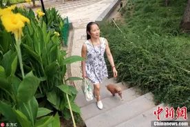 退休大妈苦练钢管舞一年获全国大奖 53岁“逆生长”图片