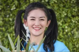 都说谢娜齐刘海土掉渣，换个发型美出新高度！与97年徐娇没差别图片