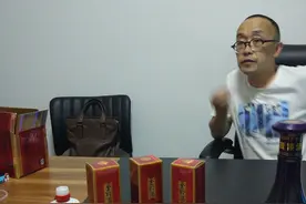 国家一级品酒师“老何”正在分享酒文化图片
