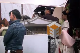 唐嫣古装打扮亮相 片场与吴建豪对戏频笑场图片