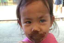 多多妹妹又被爸爸玩坏了  网友：和甜馨好像图片