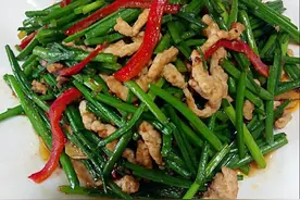 农家菜部落韭菜苔炒肉丝配米饭，那是相当不错图片