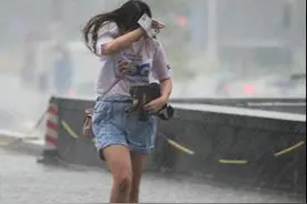 五周年突降暴雨单身妹子淋雨到场，今日暴雨仍将延续！图片