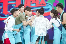 居然发现上期快本黄子韬总是偷偷看谭松韵 他们绝对有问题！图片
