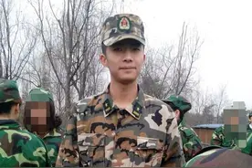 帅哥都藏在军队里看军训时遇到的教官就知道了，最后这位美女抢镜图片