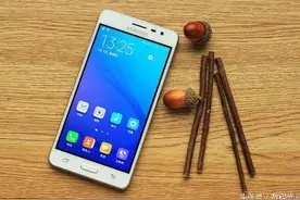 三星低端机逆天，售价仅670元，塑料机身做出了金属质感！图片