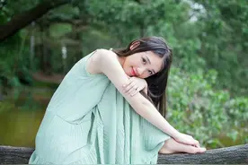 民俗旅游：长裙气质少女荒野小溪边，静山净水的平谷旅行！图片