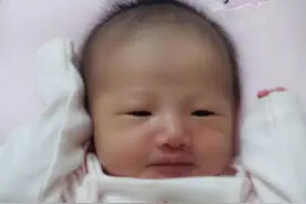 脐带绕颈两圈，剖腹产女宝5.6斤，健康可爱美女图片