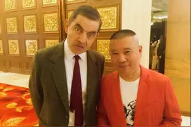 郭德纲偶遇憨豆先生拍戏，亲切合照心情大好图片