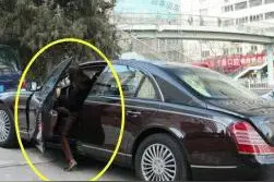 美女驾驶900万绝版豪车 上车身姿霸气图片