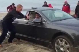 宾利车主载着女友到沙滩上飙车，最后差点回不来了！图片