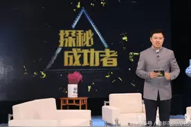熟悉他的人，非常清楚他的多重职务，专职公益传播主持人图片
